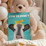 Kow Ya Doin? Cute Cow i Bow Vykort<br><div class="desc">Meddelandet "Cow Ya Doin?" som finns på framsidan av detta vykort kan anpassas med din egen text. De visas i fet vit text ovanför en söt illustration av en ko som bär en gult som är inställd mot en turkosblå bakgrund. Den omvända sidan är tom med undantag för en koordinerande...</div>