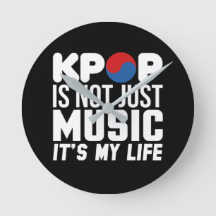 Kpop är My Life Slogan Graphics (mörk) Rund Klocka