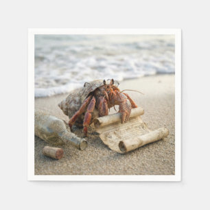Krabba som läser ett brev på en strand pappersservett