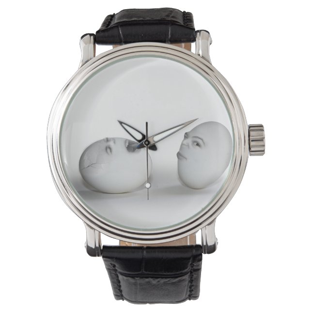 Krackad ägg och en rosa armbandsur (Framsida)