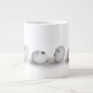 Krackad ägg och en rosa jumbo mugg