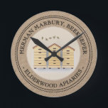 Kraft Beekeeper Shop Clock med 3 bikupor Rund Klocka<br><div class="desc">Gör en trevlig gåva till din favoritbiodlare. Perfekt för att hänga i din workshop bakom din jordbrukares bord.</div>