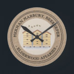 Kraft Beekeeper Shop Clock med 3 bikupor Rund Klocka<br><div class="desc">Gör en trevlig gåva till din favoritbiodlare. Perfekt för att hänga i din workshop bakom din jordbrukares bord.</div>