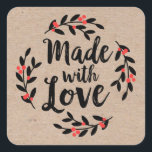 Kraft Papper Made med Kärlek jul Fyrkantigt Klistermärke<br><div class="desc">En personlig "tillverkad med kärlek"-dekal på färgadens baksida. Har en söt berry-andedräkt och ord "made with kärlek" i ett elegant-skript. En söt som avslutar beröring för alla handgjorda presenter. Designad av Blackberry Boulevard.</div>
