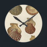 Kräftade antika Snäckor Rund Klocka<br><div class="desc">Konstnären Denis Diderot är begåvad och känd för sitt underbarare liv i bilder. I den här levande bilden fångar han fyra krackade Conch-seashceller i sitt mest naturliga stil. Kokarna är ofta förvrängda som de här fyra segelerna och i en sepiafärgad tittar ton. Skaffa din årstidsprodukt idag och du kan bild...</div>