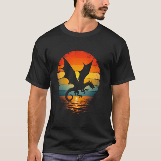 Kraftfull drak vid solnedgång t shirt (Framsida)