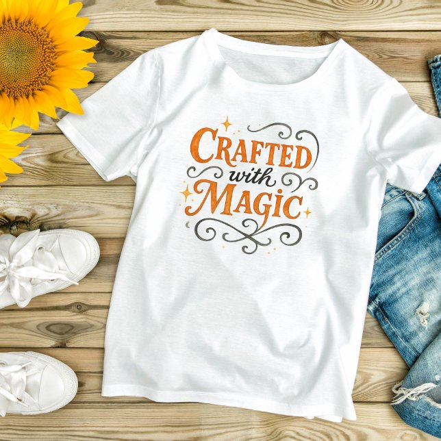 Kraftfull med Magic Halloween Witch-underbart T Shirt (Crafted with Magic, Halloween Witch Pagan Wiccan T-shirt)