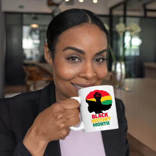Kraftfull silhuett afro kvinna höjd näve kaffemugg