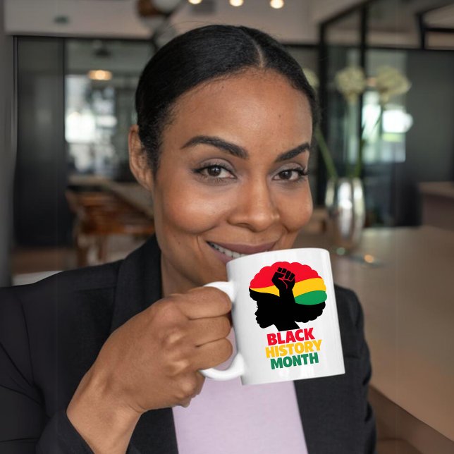 Kraftfull silhuett afro kvinna höjd näve kaffemugg (Bold Silhouette Afro Woman Raised Fist Coffee Mug)