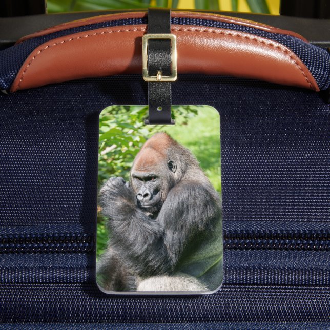 Kraftfull Silverback Gorilla Amidst Grönt Foliage Bagagebricka (Framsida Insitu 2)
