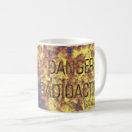 kraftigt korroderad och rostande kärnavfallsbehåll kaffemugg