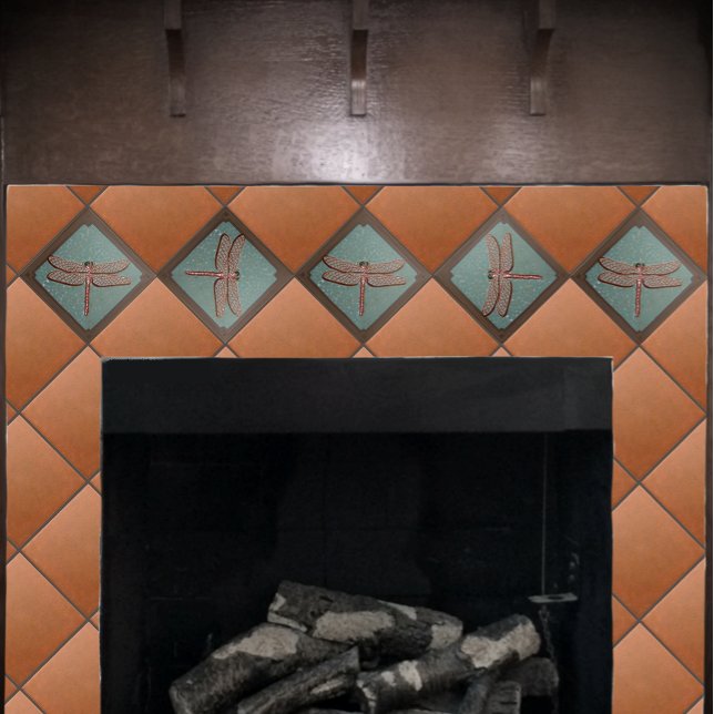 Kraftledare Dragonfly Tile, Grönt och koppar Kakelplatta (Dragon fly tile on a fireplace with deep copper field tiles.)