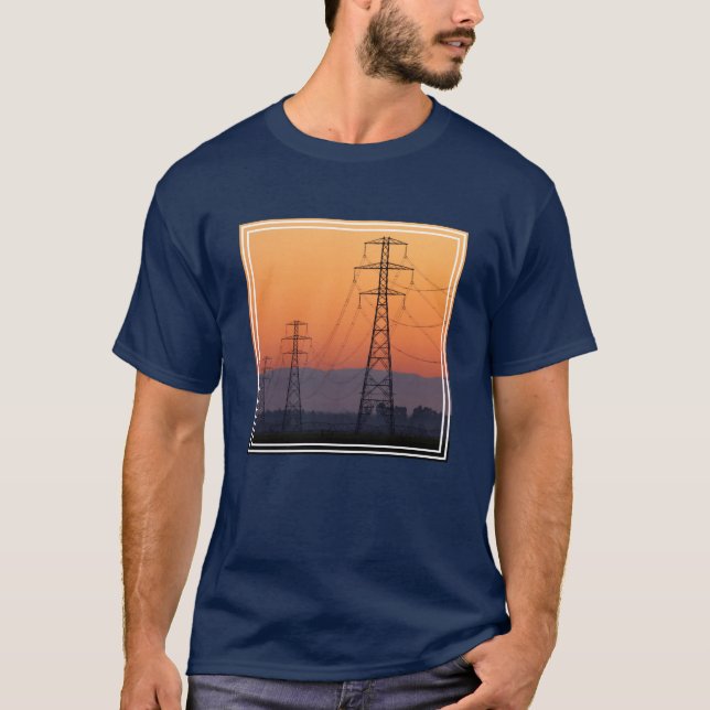 Kraftledningsstolpar vid solnedgång t shirt (Framsida)