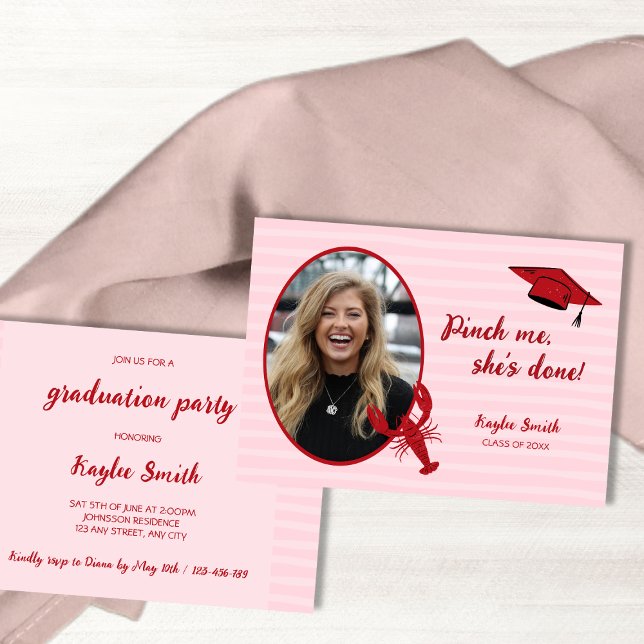 Kräftor Boil Pinch Me Rosa & Red Photo Studenten Inbjudningar (Crawfish Boil Pinch Me Pink & Red Photo Graduation Invitation)