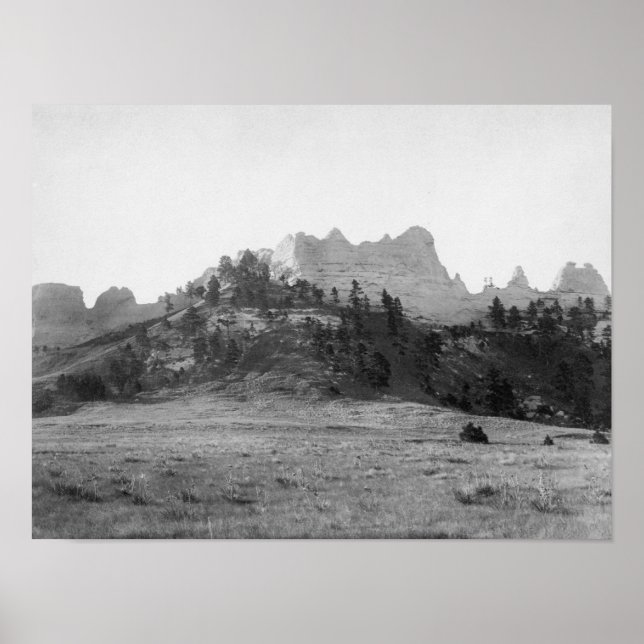 Kråka Butte nära Ft. Robinson Photograph Poster (Framsidan)