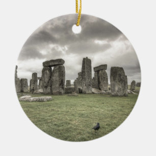 Kråka framme av Stonehenge, England Julgransprydnad Keramik
