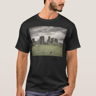Kråka framme av Stonehenge, England T Shirt