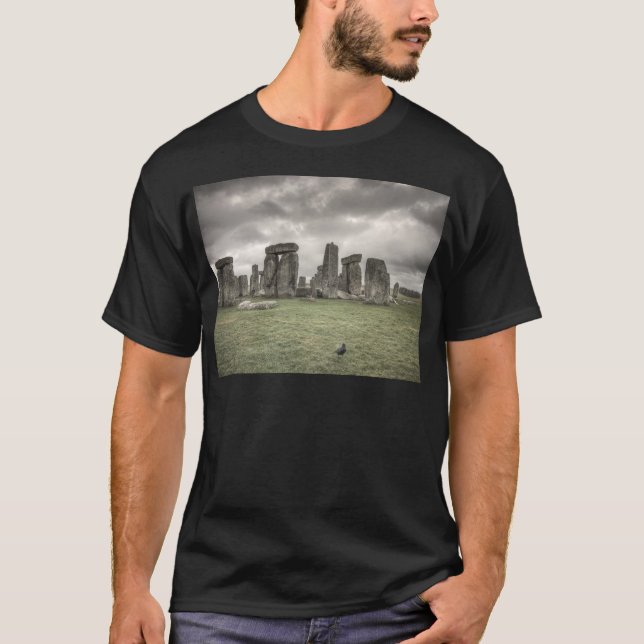 Kråka framme av Stonehenge, England T Shirt (Framsida)