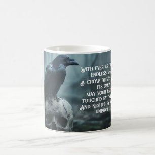 Kråka sitta på en skalle med ett bra budskap kaffemugg