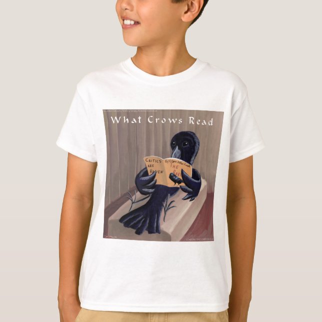 Kråka som läser "Ravnen" på ett roligt sätt T-shirt (Framsida)