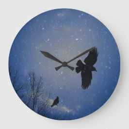 Kråkan flyter i Moody Himlar Stor Klocka