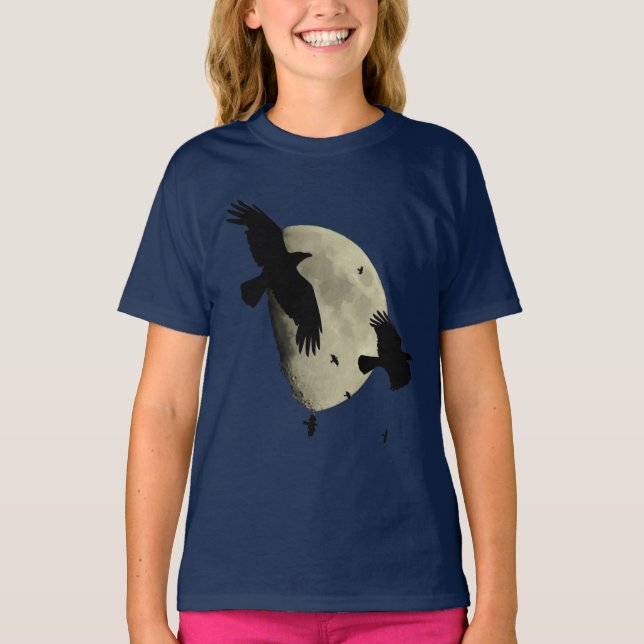 Kråkor under flygning som hålls stilla mot ett sto t shirt (Framsida)