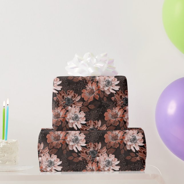 Kräm, terrakotta blommor på en mörkbrun  presentpapper (Festgåvor)