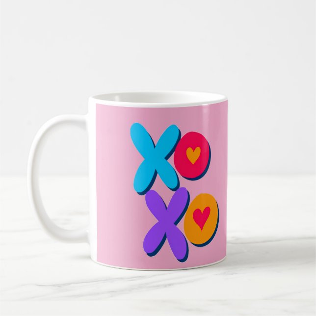 Kramar och kyssar kaffemugg (Vänster)