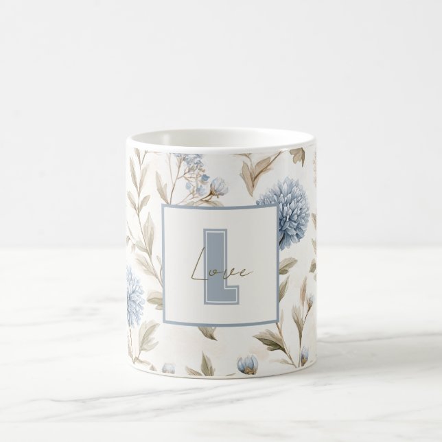 Krämbruna blå blommor monogram initial kärlek kaffemugg (Center)