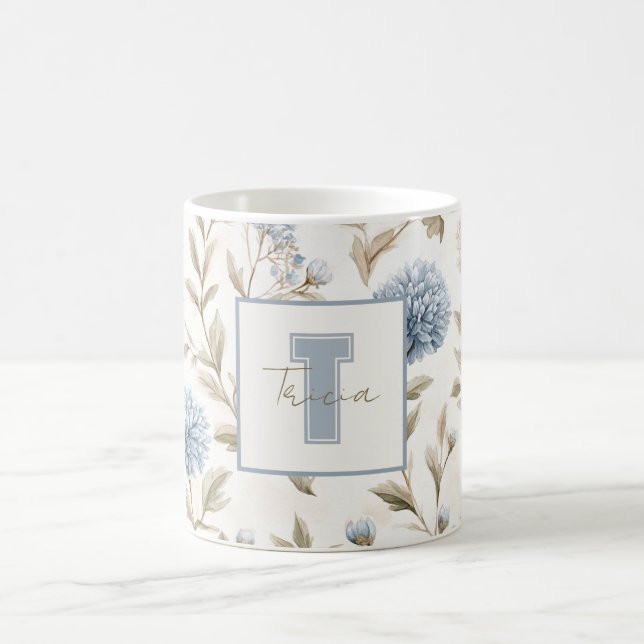 Krämbruna blå blommor Monogram Initial Namn Kaffemugg (Center)