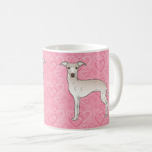 Krämfärgad italiensk mops söt hund på rosa hjärtan kaffemugg