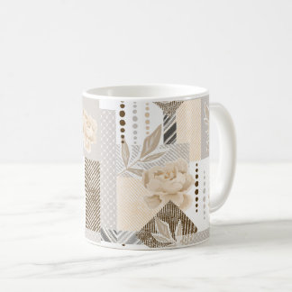 Krämfärgade blommor på vitt kaffemugg