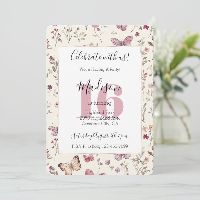 Krämfärgade lila rosa fjärilar Blommig 16-årsdag Inbjudningar (Stående Fram)