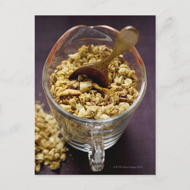 Krämig müsli med träsked i en mätbägare vykort (Framsida)