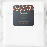 Kranberry och Popcorn Rustic Chalkboard-jul Fyrkantigt Klistermärke<br><div class="desc">Återvinning av den rustiska,  homespun-känslan av jul med de här Stickers som innehåller stringor av tranbär och popcorn med en kritbakgrund. Anpassa för att säga precis vad du vill.</div>