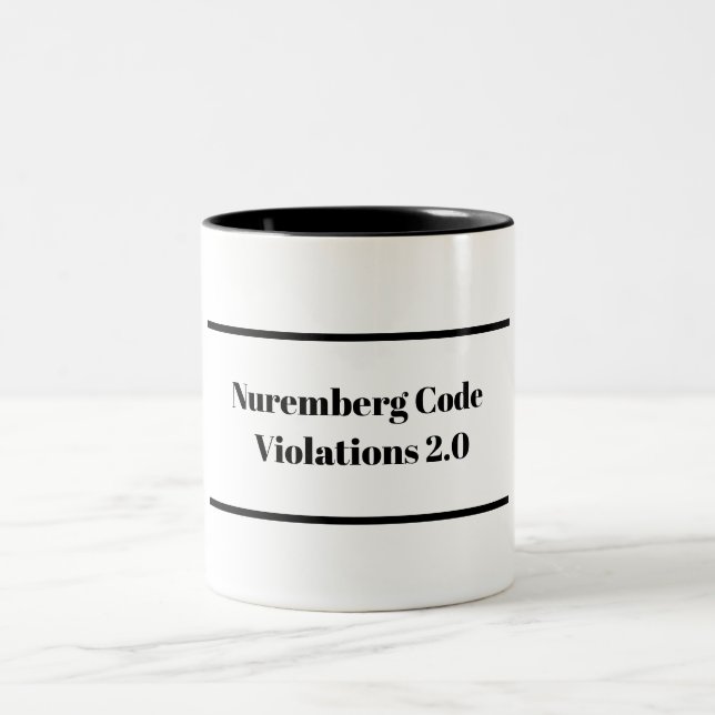 Kränkningar av Nürnbergkoden 2.0 Mugg (Center)