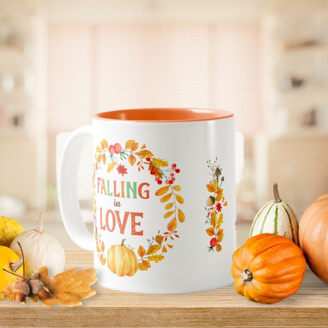 Krans med höstlöv och pumpa - Att falla i kärlek Två-Tonad Mugg (Falling in Love Wreath Autumn Leaves Pumpkin Two-Tone Coffee Mug)