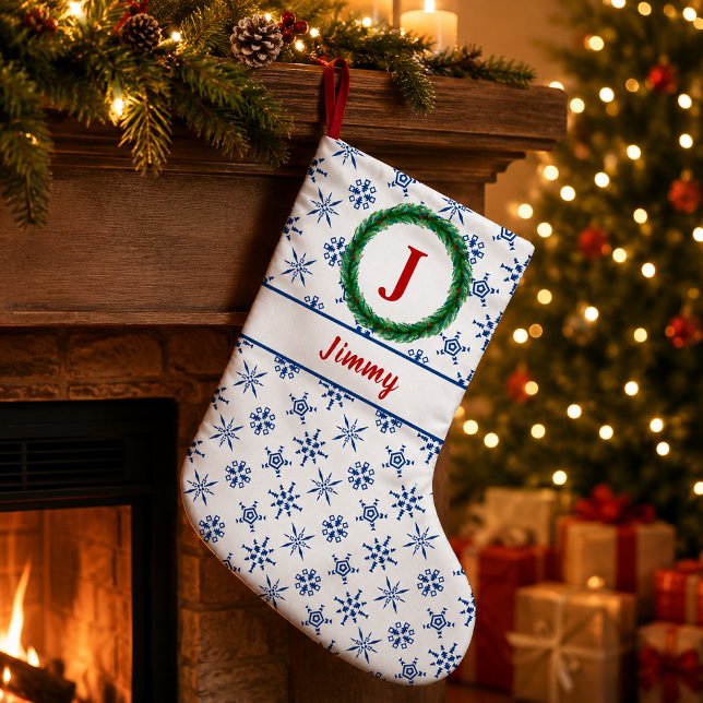 Kransmonogram Ditt namn Vita & Blå Snöflingor Liten Julstrumpa (Wreath Monogram Your Name White & Blue Snowflakes Small Christmas Stocking)