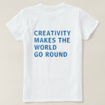 Kreativitet Offert Blue Typography Back Print T Shirt<br><div class="desc">Tshirt for kreativ har texten "kreativitet gör att världen går runt" på baksidan av skjortan i blå typografi på vit bakgrund. Enbart designad för dig av Lycklig Dolphin Studio. Om du behöver hjälp eller matcha produkter kontaktar du oss genom vår chatta.</div>