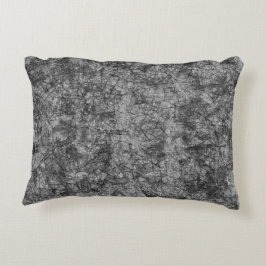 Krepor på repor på ett lätt fläckat grått prydnadskudde