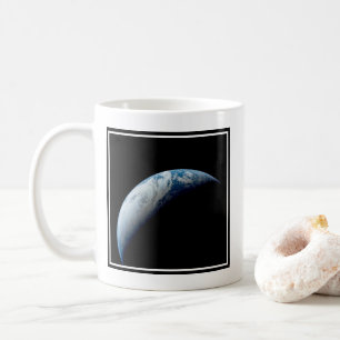 Krescerande jord som tagits från Apollo 4-Uppdrag. Kaffemugg