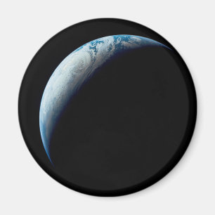 Krescerande jord som tagits från Apollo 4-Uppdrag. Magnet