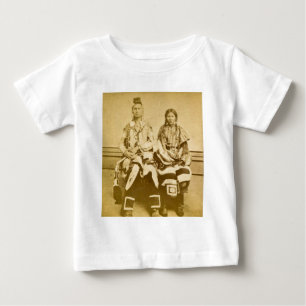 Krigare och brud för kråka för monteringsDakota Tee Shirt