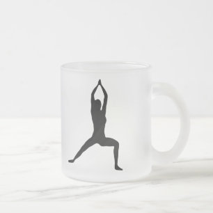 KrigareYoga poserar den svartvita silhouetten Frostad Glasmugg