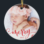 Kringigrafiövertäckt av roligten MERRY PHOTO-famil Julgransprydnad Keramik<br><div class="desc">by kat masard >> WWW.SIMPLYSWEETPAPERIE.COM <<< En enkel kortdesign med texten "MERRY" i röd överstrykning av fotot. Maximalt område för visning av din vackra familj också med fotot på fullt vågrät</div>