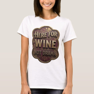 Krispt Guld HÄR FÖR VIN INTE DRAMA Konstnärligt mo T Shirt