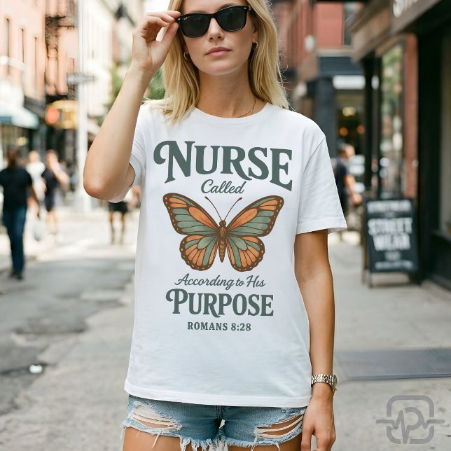 Kristen Sjuksköterska Romarbrevet 8:28 Fjäril Tro T Shirt (Christian Nurse Romans 8:28 Butterfly Faith Shirt)