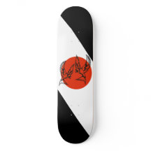 Kristen skateboard sväljer i solnedgångscirkel