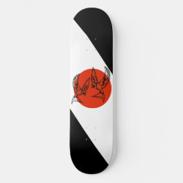 Kristen skateboard sväljer i solnedgångscirkel