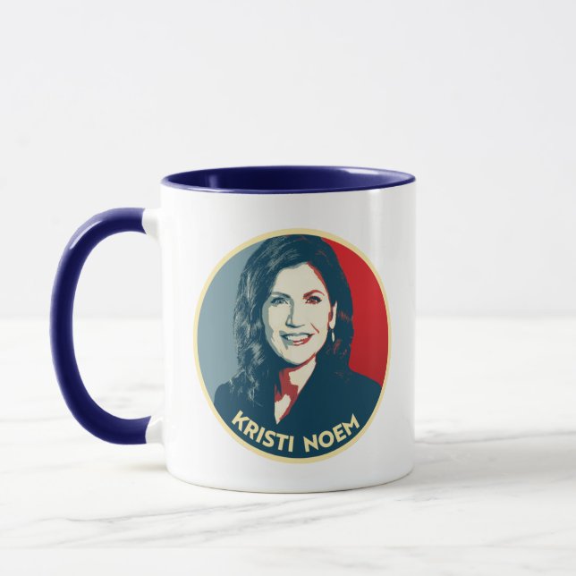 KRISTI NOEM Propaganda Badge Mugg (Vänster)